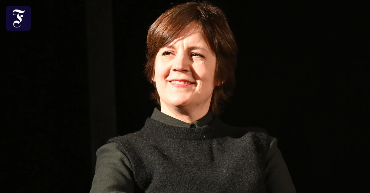 Julia Wolfs „Du, hier“: Geballte Faust in der Manteltasche