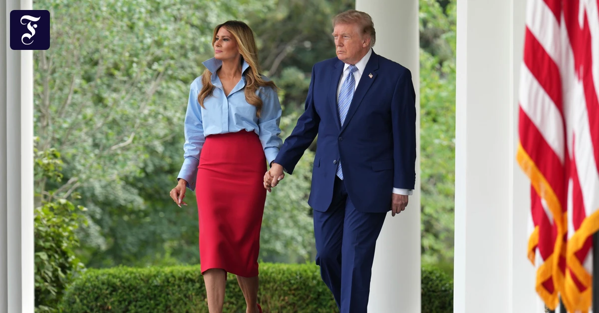 Melania Trump e Donald Trump camminano insieme verso un evento al Rosengarten del White House