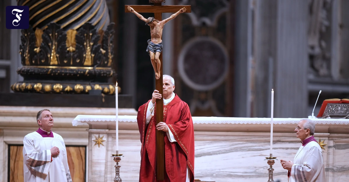 vatikan: Papst Leo XIV. trägt Kreuz bei Karfreitagsprozession