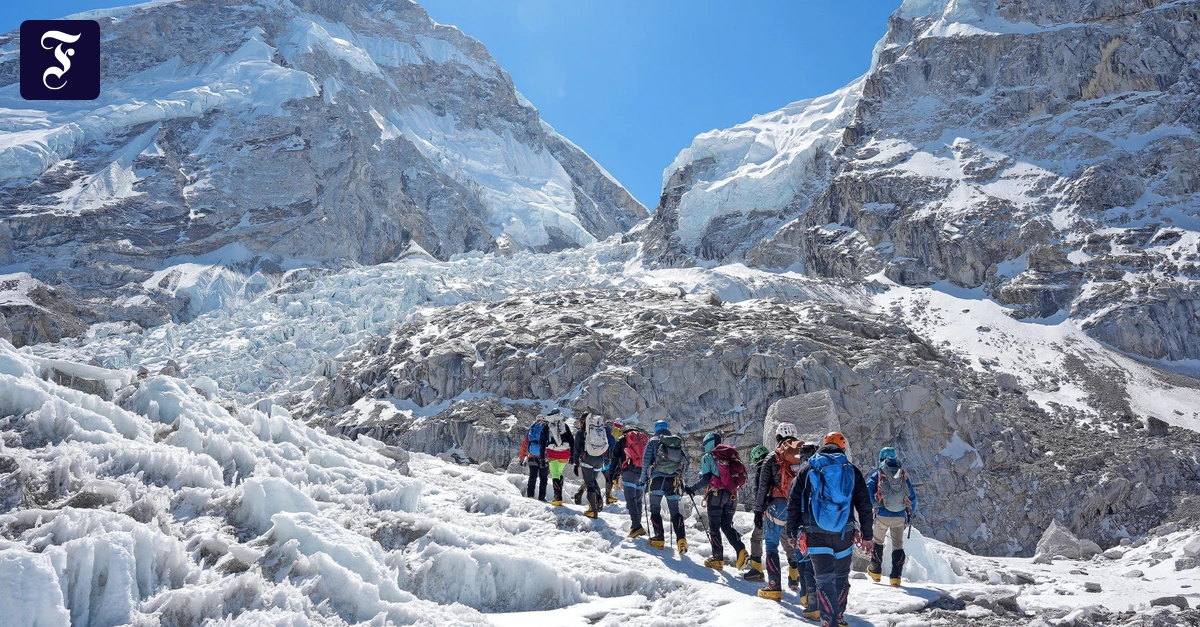 Saisonbeginn am Mount Everest: Ein Sérac gefährdet den Aufstieg
