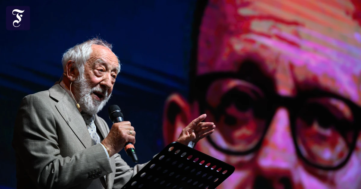 Un evento politico con un attore e un ministro sulla scena, con un moderatore
