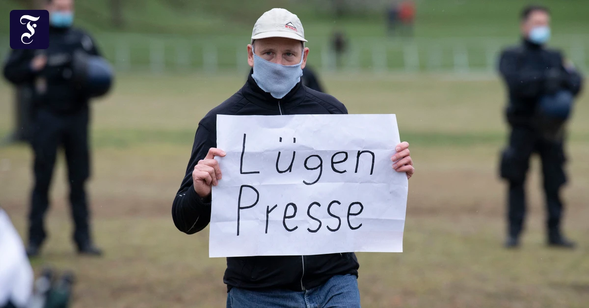 Geschichte-der-Medienkritik-Wer-L-genpresse-ruft-folgt-einem-alten-Drehbuch