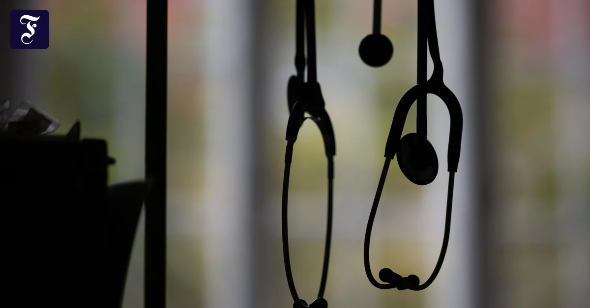 14 Fälle: HNO-Arzt soll Patienten gequält und sich an ihnen gerieben haben