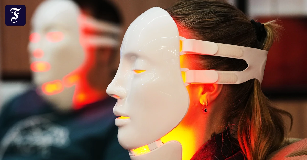 LED-Gesichtsmasken-Wie-ein-Beauty-Ger-t-durch-Netflix-viral-ging