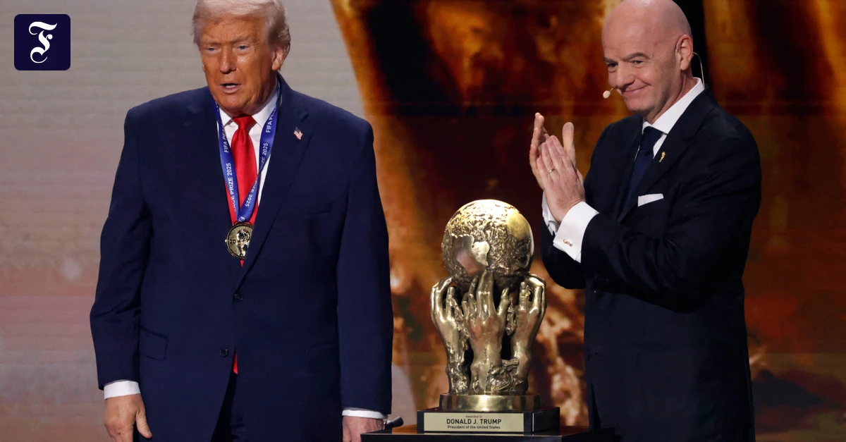 Presse-zur-WM-Auslosung-Infantinos-erniedrigendes-Verhalten-vor-Trump-