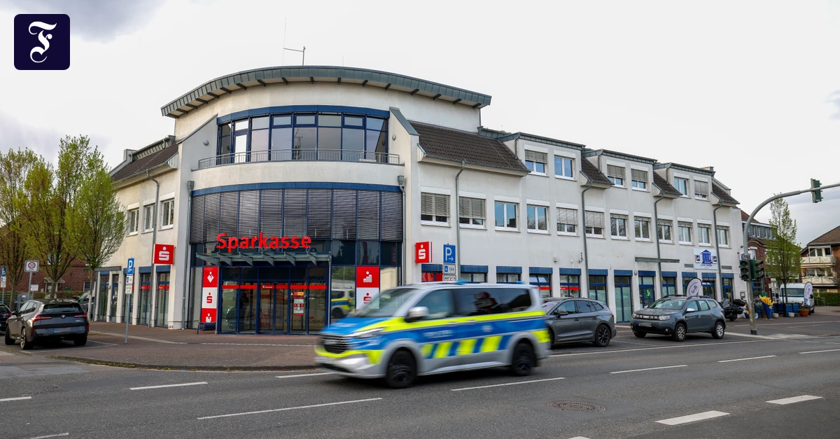 Filiale Bei Neuss: Polizei rückt zu Großeinsatz bei Sparkasse aus
