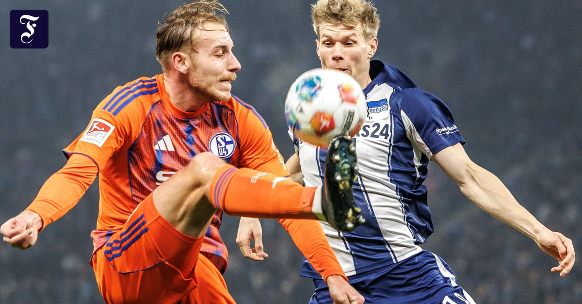 Hertha-BSC-gegen-Schalke-Fan-Proteste-gegen-Polizei-berschatten-Zweitliga-Topspiel