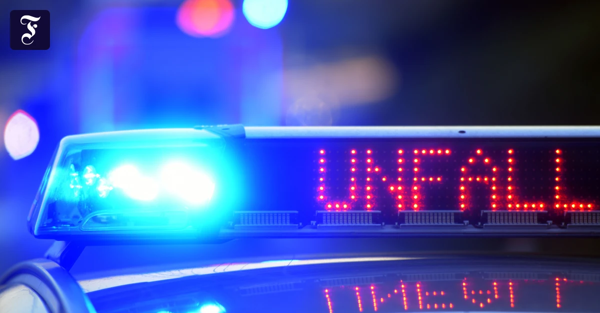 A45 bei Altenstadt: Lkw überschlägt sich und stürzt die Böschung hinab – Fahrer stirbt