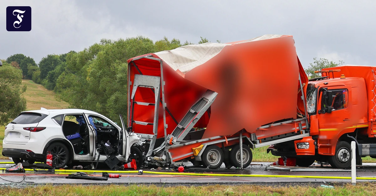 Insgesamt acht Verletzte: Unfall mit zwei Toten: Am Steuer saß ein Fünfzehnjähriger
