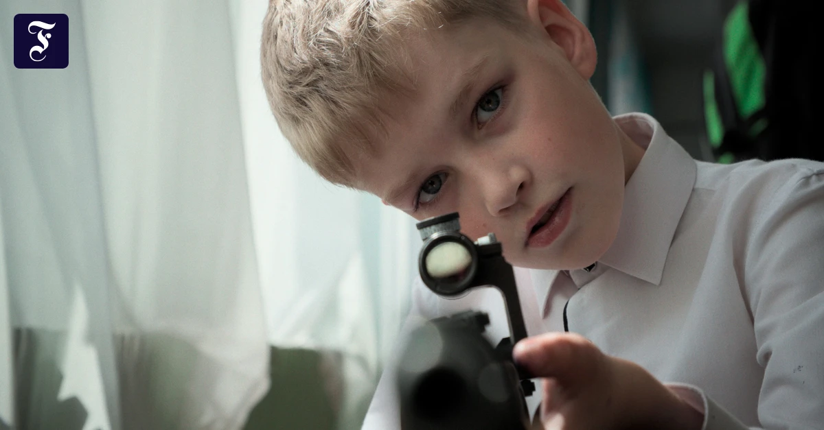 Film-Ein-Nobody-gegen-Putin-Marschieren-auf-dem-Schulflur