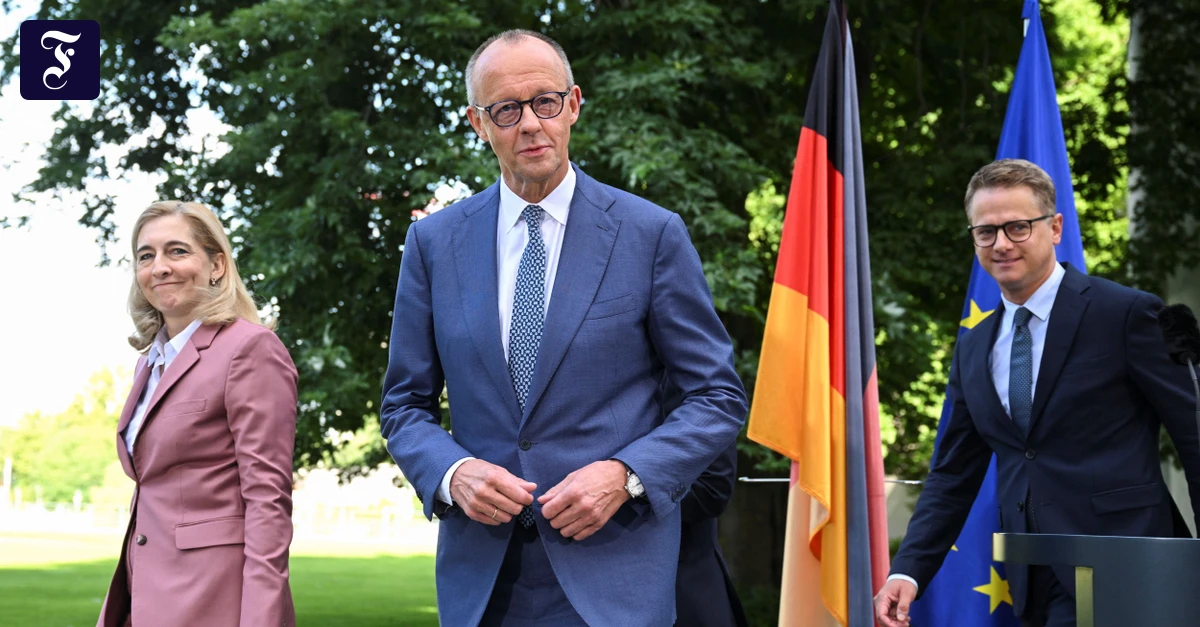 Friedrich Merz (giữa), sau khi xác nhận sự thay đổi của Nina Warken và Carsten Linnemann. (Ảnh: FAZ.NET)