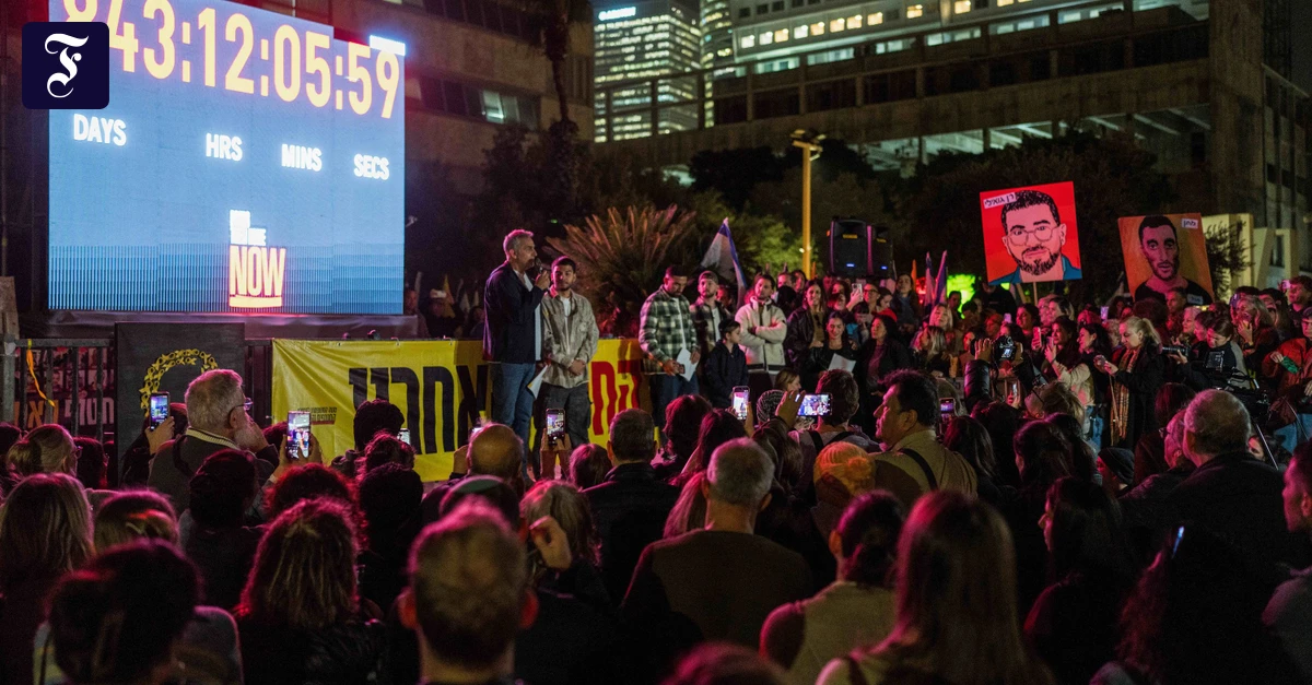 Gedenken in Tel Aviv: Die Uhr, die die Haftzeit der Geiseln maß, ist abgeschaltet