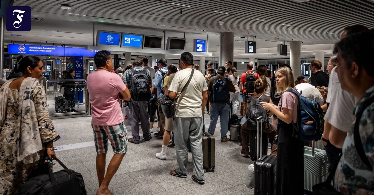 Die Ausreise mit Grenzkontrolle sorgte am Frankfurter Flughafen am Ferienbeginn für Warteschlangen. (Ảnh: FAZ.NET)