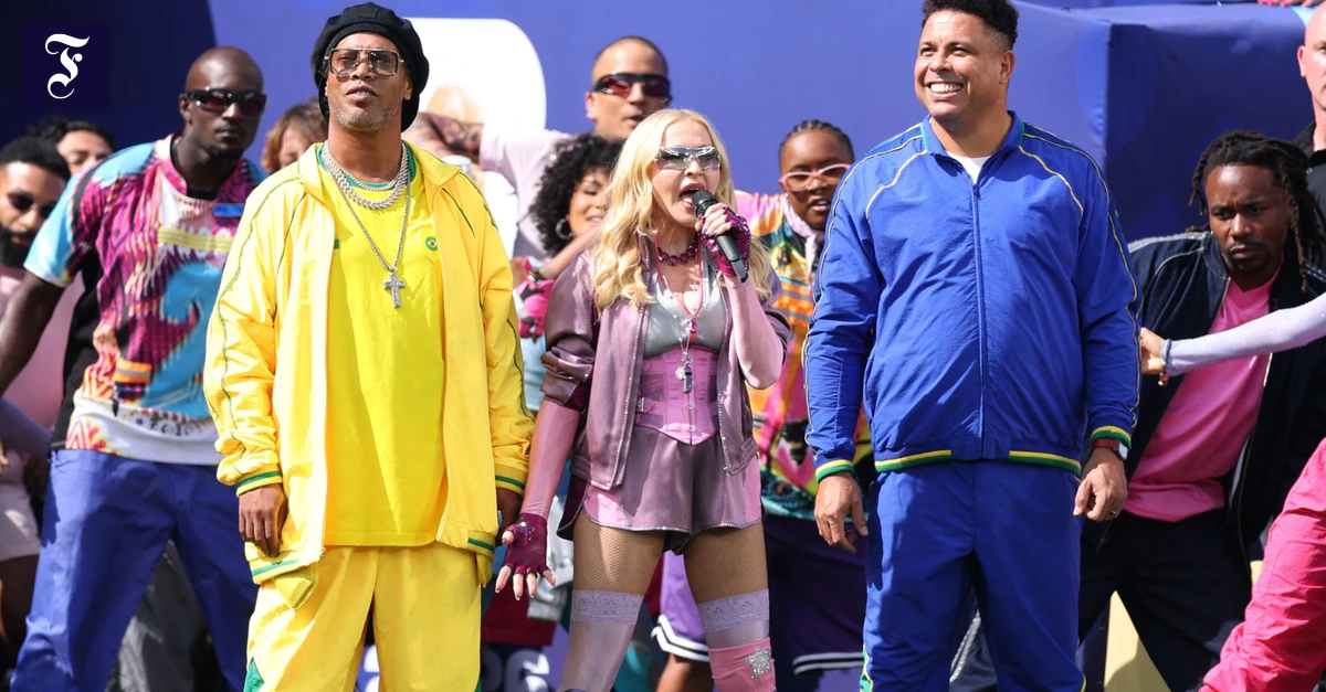 Brasiliens Beitrag im WM-Finale: Ronaldo (rechts) und Ronaldinho (links) treten gemeinsam mit Madonna (Mitte) während der Halbzeit-Show auf. (Ảnh: FAZ.NET)