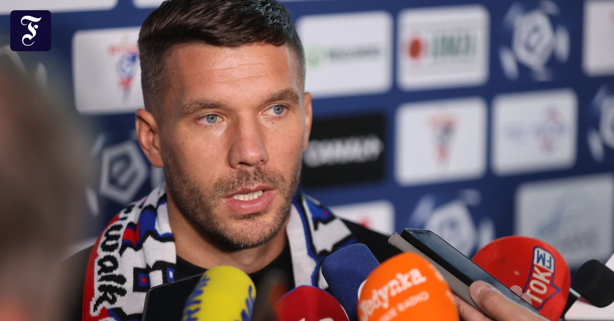 Gegner In Bauch geboxt: Podolski sieht Rot nach zwei Minuten