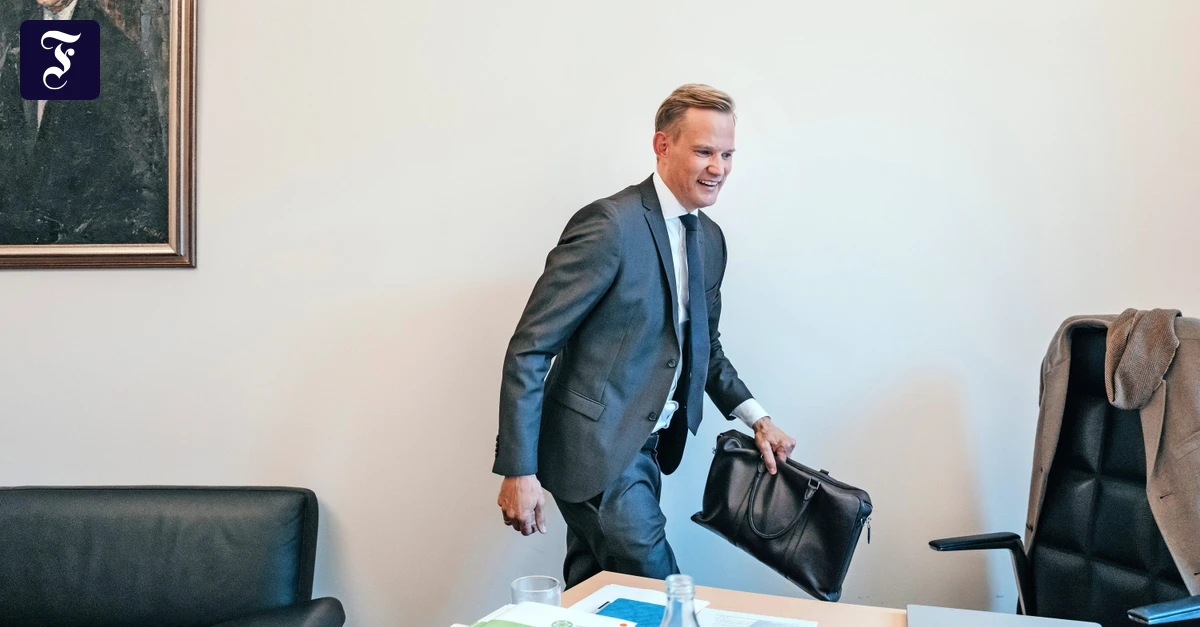 What does MP Streeck have planned on the political stage?