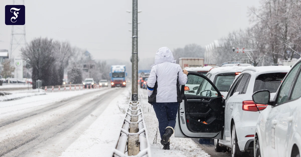 Frankfurt-und-Hessen-Fl-ge-fallen-aus-Staus-l-sen-sich-nach-Schneefall-auf
