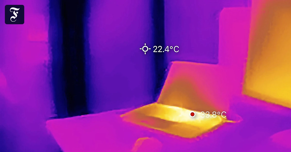 W-rmebildkamera-Hei-e-Bilder-in-der-Hand