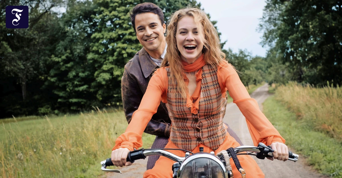 -Dinner-For-One-Prequel-Mit-wem-sitzt-Miss-Sophie-wirklich-am-Tisch-