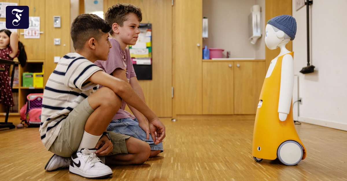 Học sinh tiểu học Đức sử dụng robot kể chuyện hỗ trợ trí tuệ nhân tạo trong dự án nghiên cứu "RobotErzählen" của aim để phát triển kỹ năng nói tự nhiên (Ảnh: FAZ.NET).