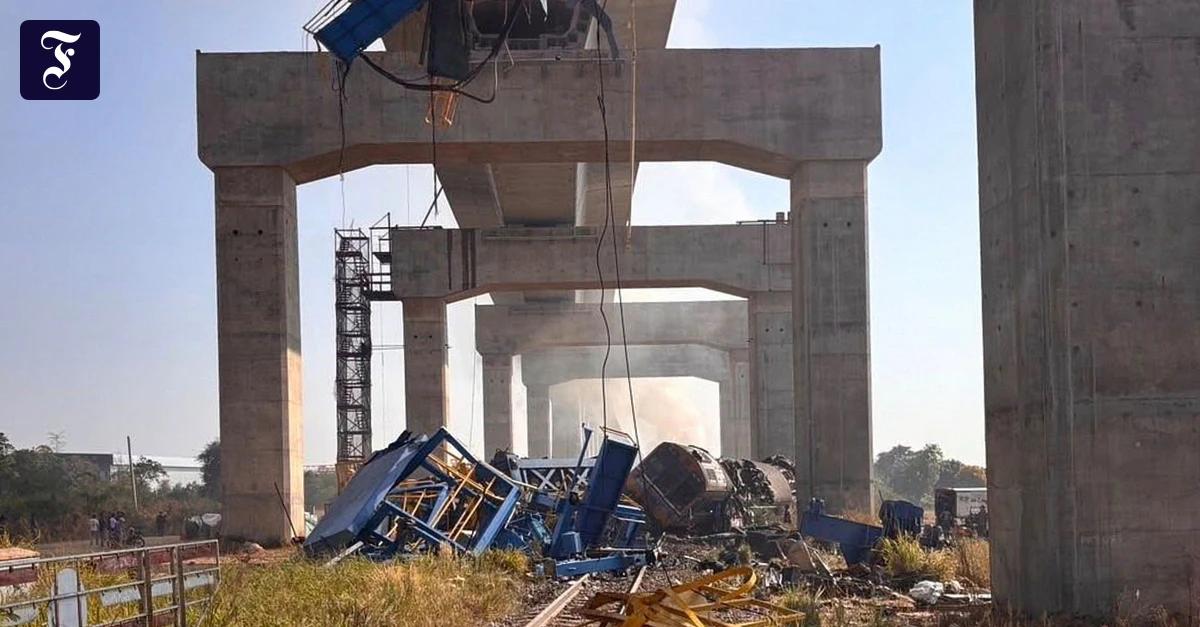 Zugungl-ck-in-Thailand-Kran-f-llt-auf-Gleise-mehr-als-20-Tote