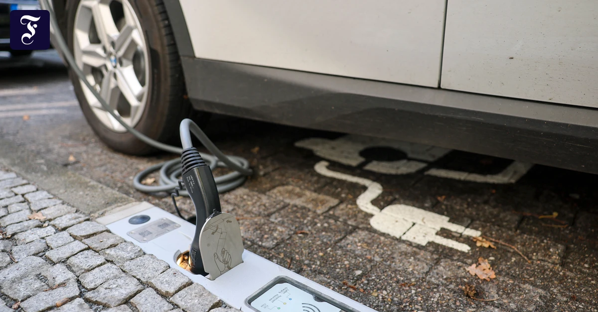 Pilotprojekt: E-Autos an der Bordsteinkante in Leipzig laden