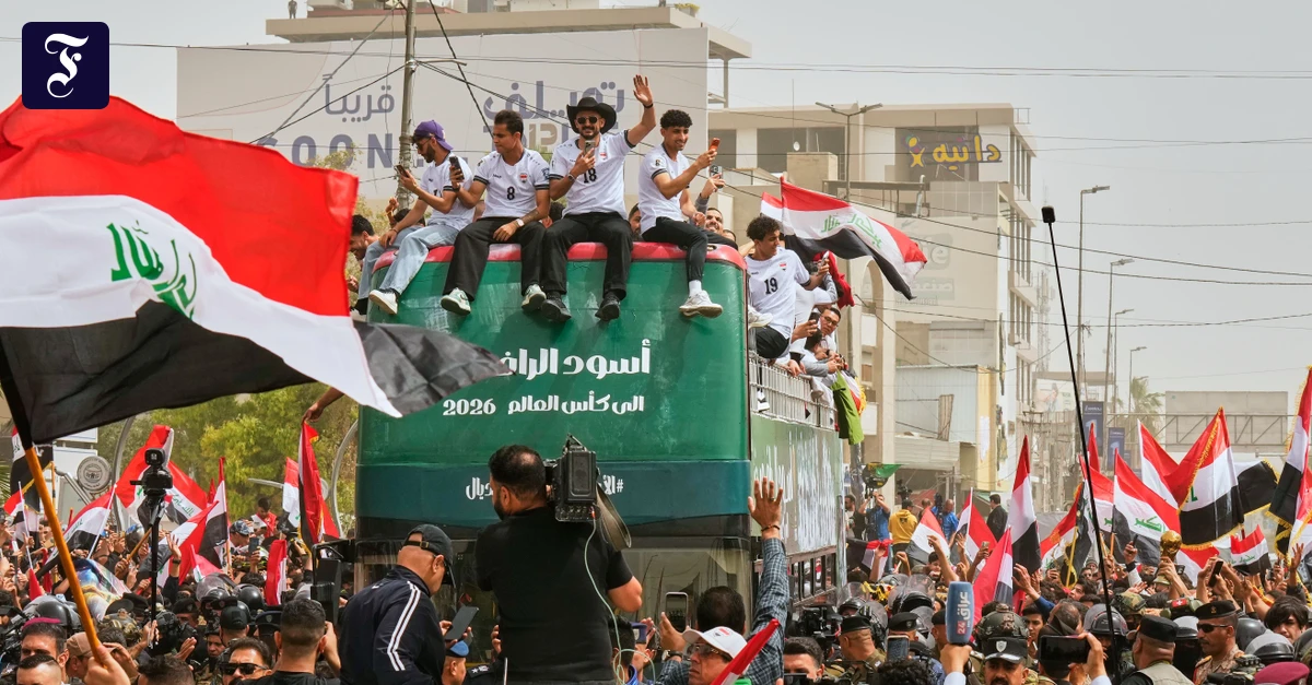 BAGDAD: Erste WM-Teilnahme nach 40 Jahren: Irak bejubelt sein Fußballteam