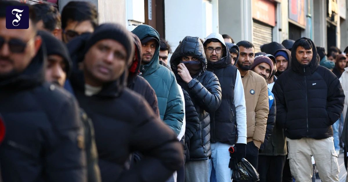 Migration nach Spanien: Massenlegalisierung durch Spaniens linke Regierung beginnt