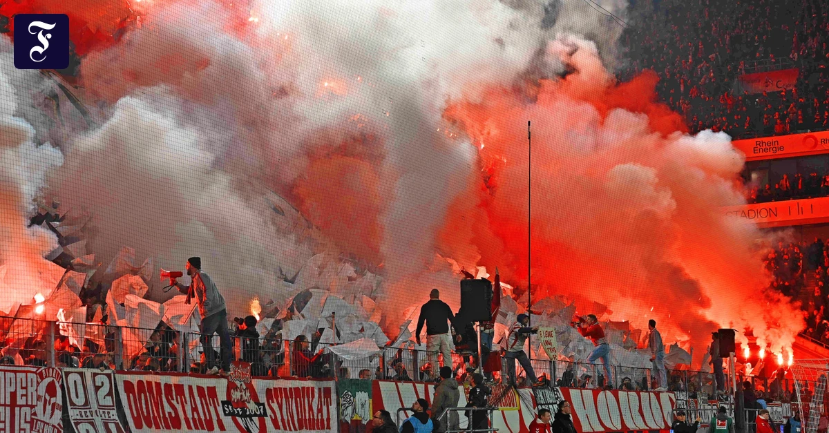 Pyrotechnik-in-Stadien-Dicke-Luft-im-Fanblock