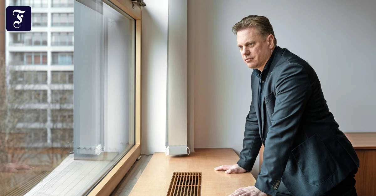 IG-Metall-Dieser-Gewerkschafter-fordert-Tesla-in-Gr-nheide-heraus