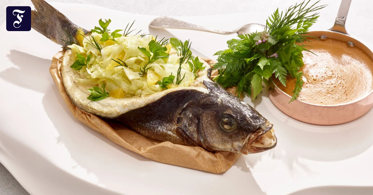 Fischrezept vom Sternekoch: Spektakulärer kann man einen Wolfsbarsch nicht zubereiten