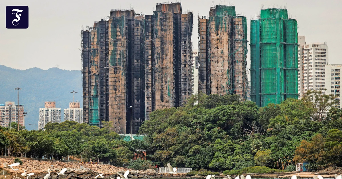 Nach-Hochhausbrand-in-Hongkong-Die-Tage-der-Trauerzeit-sind-vorbei-es-muss-weitergehen-