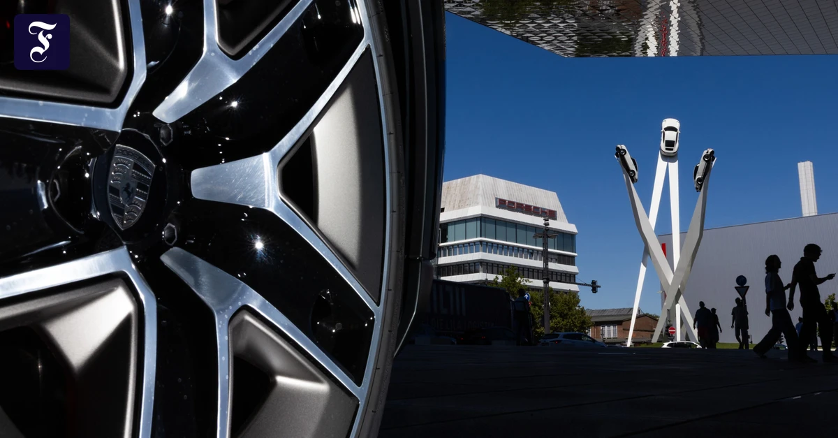Split image: on the left, a close-up of a Porsche wheel rim showing the Porsche crest; on the right, the Porsche plant in Stuttgart-Zuffenhausen featuring the iconic sculpture of three stacked Porsche models in front of a Porsche building.