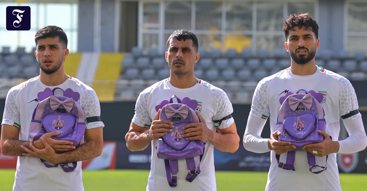 Erstes Spiel seit Kriegsbeginn: Iranische Nationalspieler protestieren mit Schulranzen