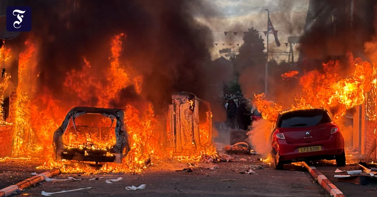 Ausländerfeindliche Proteste: Ausschreitungen nach Messerattacke in Nordirland