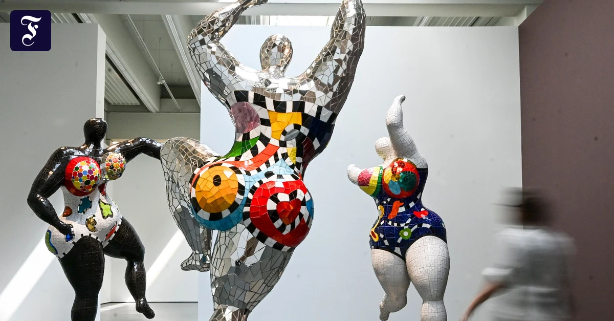 Niki-de-Saint-Phalle-in-Berlin-Niki-und-die-starken-M-nner
