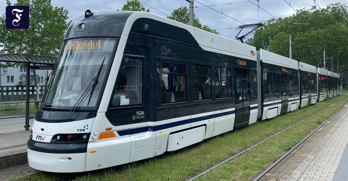 L-ngste-Stra-enbahn-Lindwurm-am-Rhein