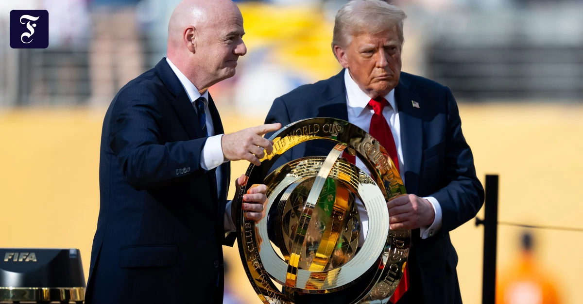 Politiker in Stadien: Die Krawatten-Ultras