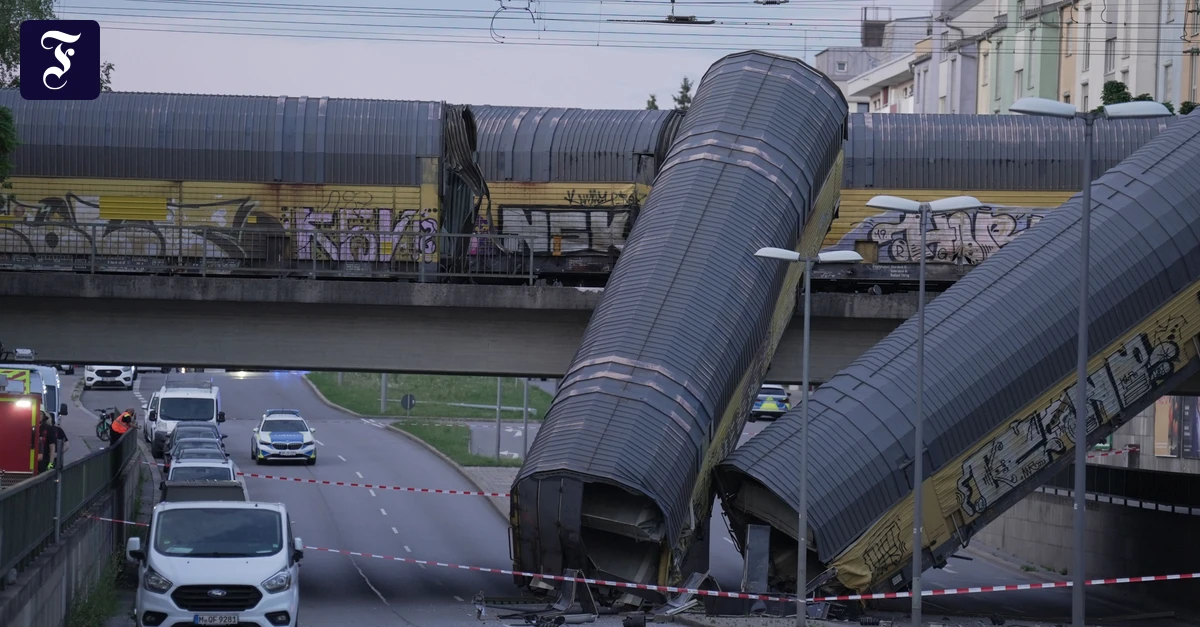 MÜNCHEN: Güterzug von Brücke gestürzt