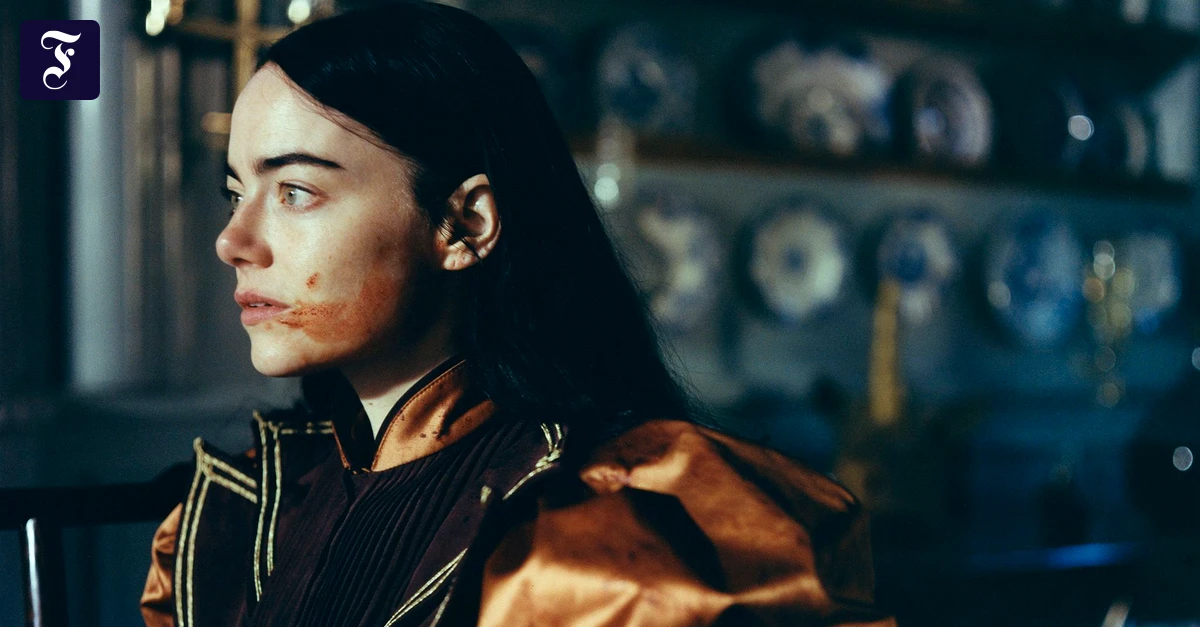 Setfotografie-Im-Fotolabor-mit-Yorgos-Lanthimos-und-Emma-Stone