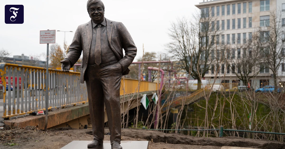 Ermordeter-Regionalpr-sident-Aktivisten-stellen-Walter-L-bcke-Statue-vor-CDU-Parteizentrale-auf