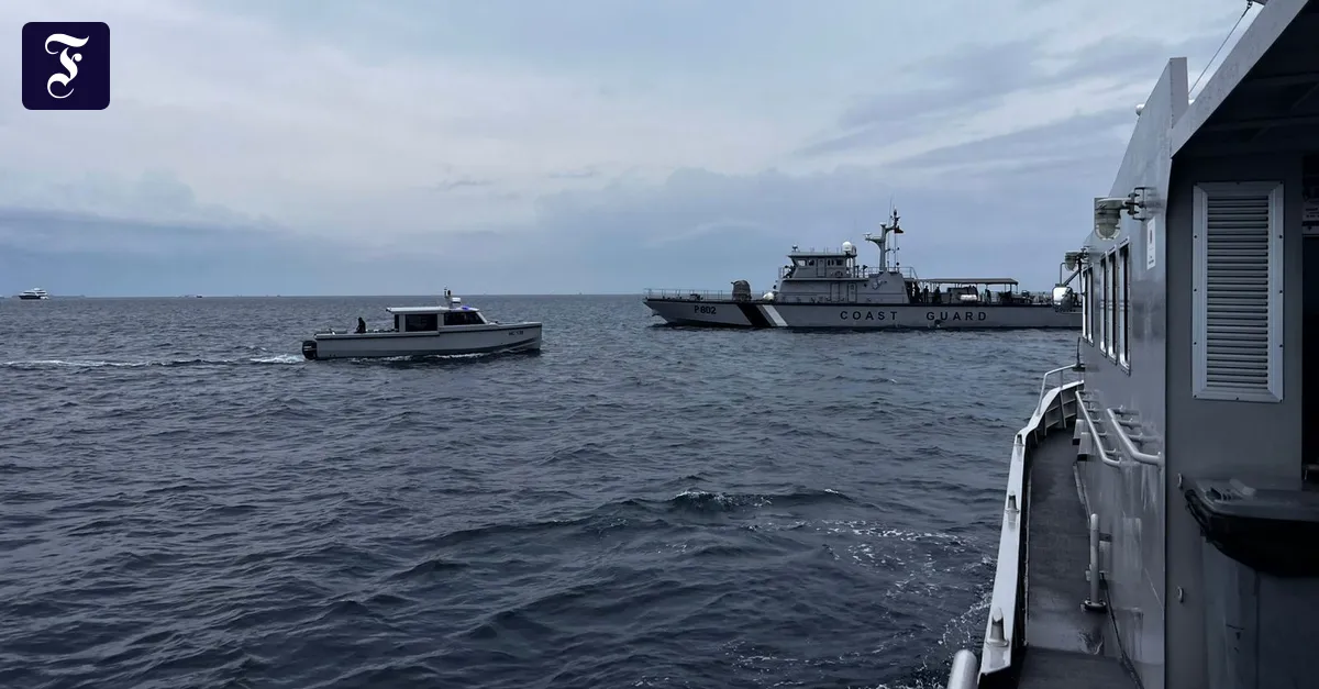 Maldives: Rescue diver dies searching for Italians