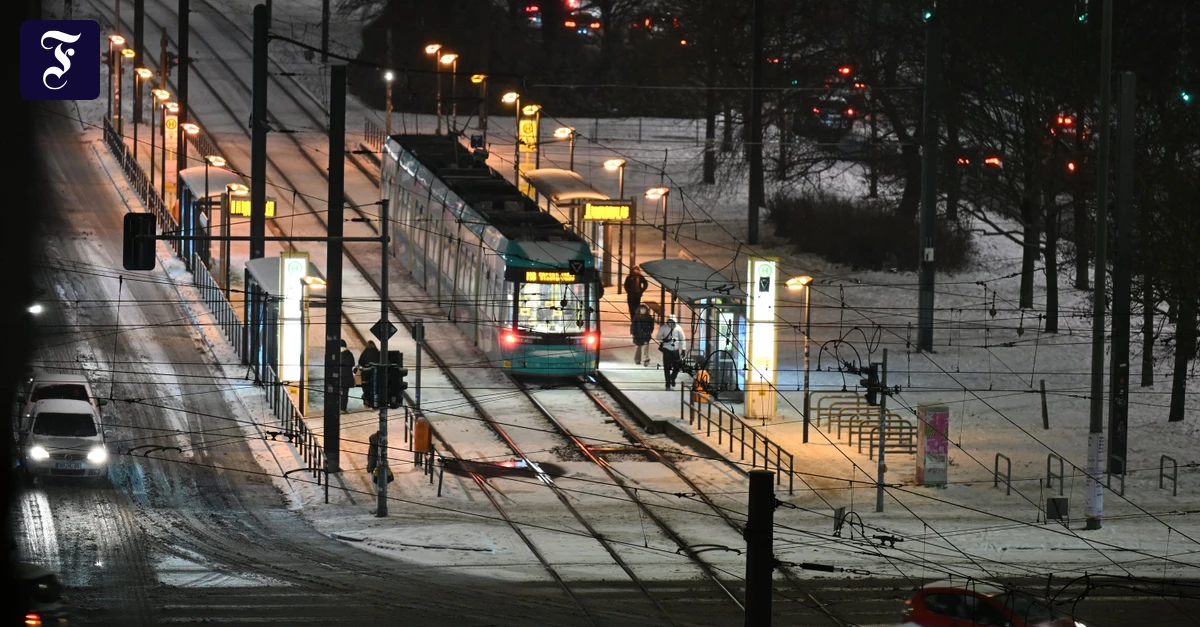 雪と黒い氷：いくつかの地域で学校が休校