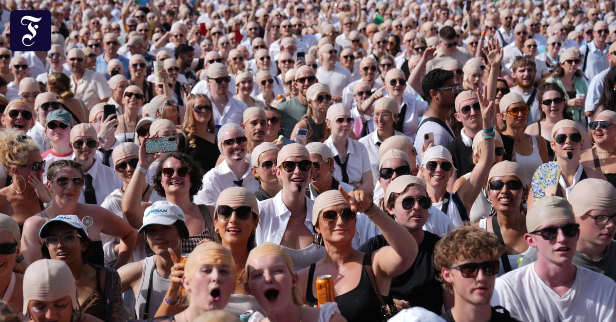 Bei-Pitbull-Konzert-Rekord-mit-21-141-Glatzen-aus-Latex