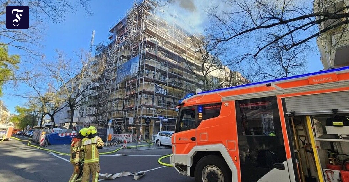 Feuerwehr-Großeinsatz: Dachstuhl eines Berliner Wohnhauses stürzt nach Brand ein