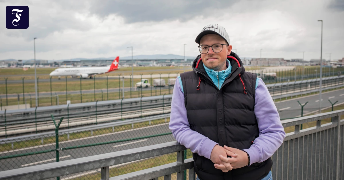 Frankfurter Gesichter: Warum ein Plane-Spotter stundenlang Flugzeuge filmt