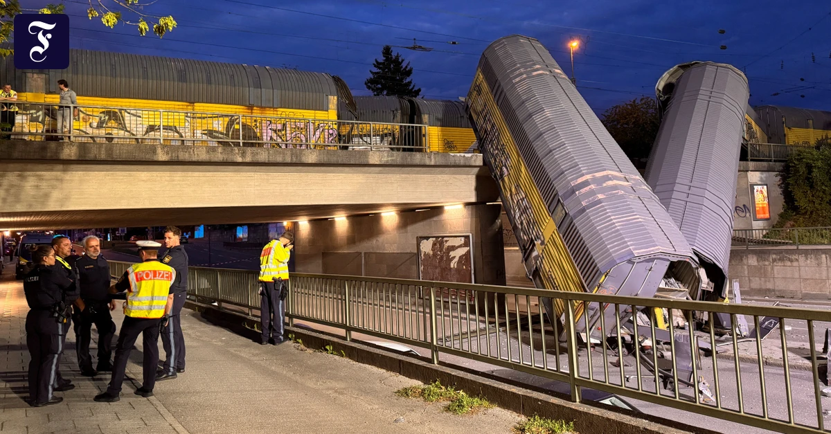 Ein schwerverletzter: Zwei entgleiste Güterwaggons stürzen in München von einer Brücke