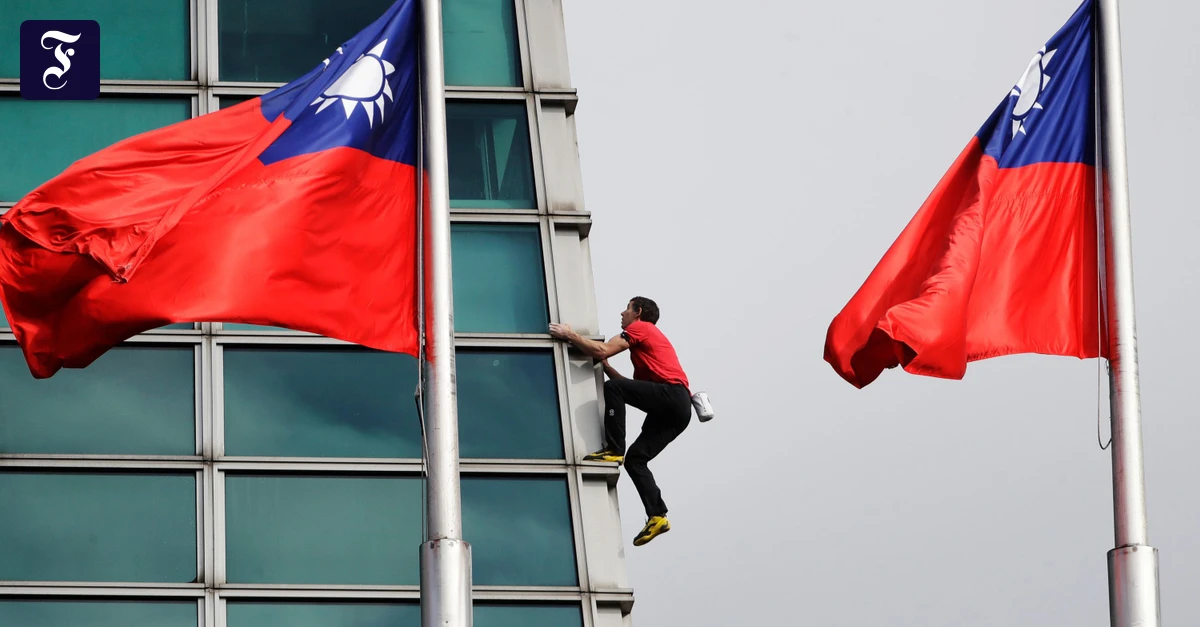 Alex-Honnold-US-Freeclimber-erklimmt-Wolkenkratzer-Taipeh-101