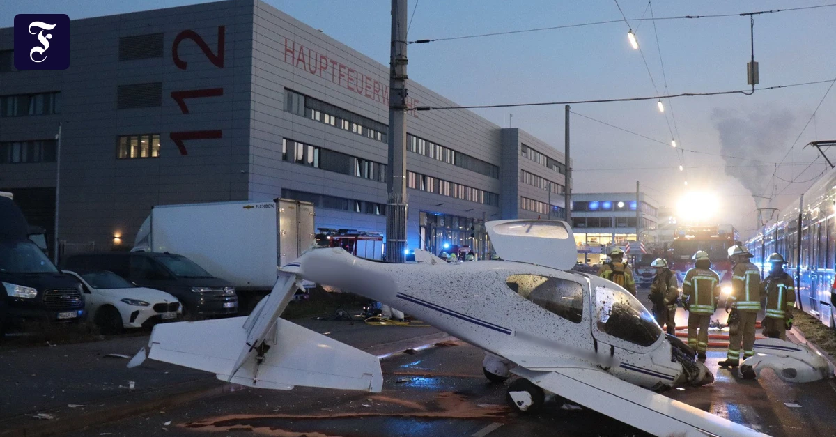 Auf-der-Stra-e-Flugzeug-mitten-in-Mannheim-notgelandet