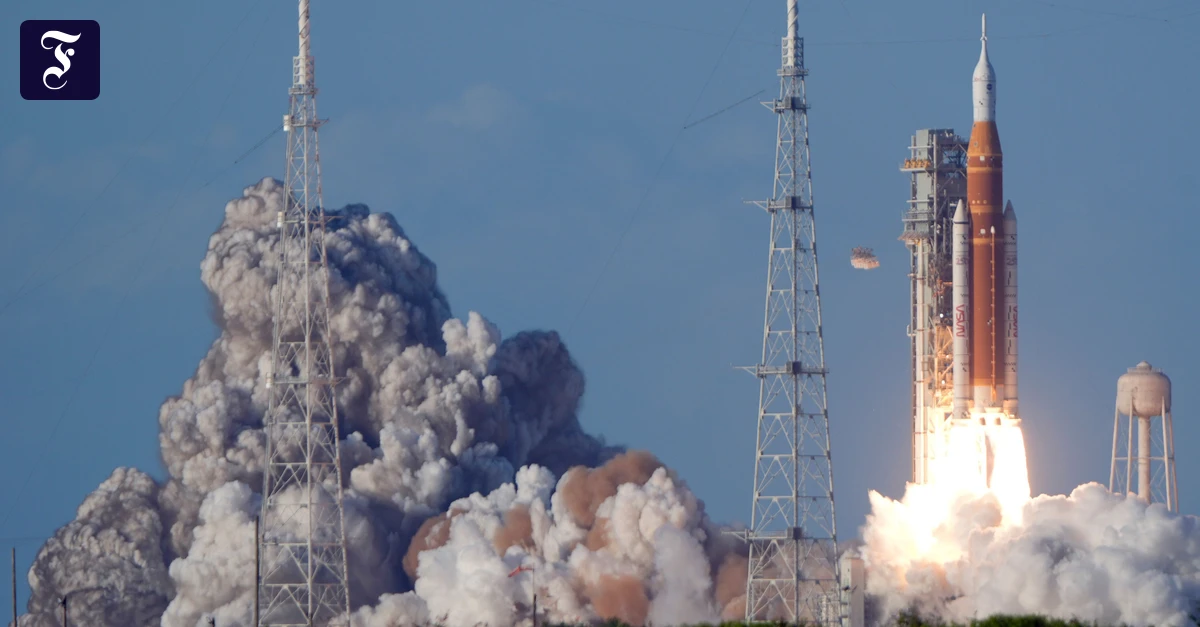 Historischer Flug zum MOND: Rakete von Mondmission „Artemis 2“ gestartet